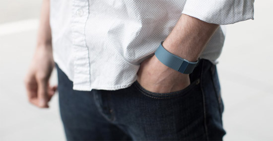終于可看時間，Fitbit推998元手環Charge