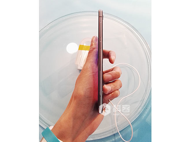 雙2.5D弧面玻璃，vivo X5Pro上手實(shí)拍