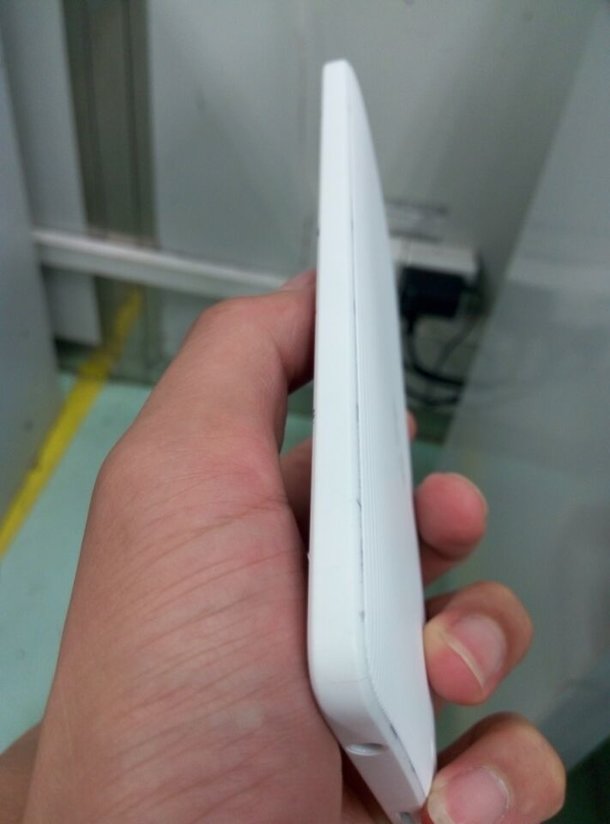 “小錘子”堅果U1真機曝光:純白塑料機身
