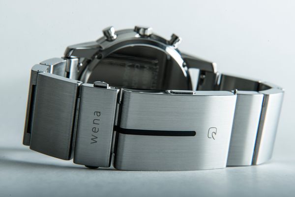 041892b4b6c6107.jpg 傳統外觀智能模塊 索尼Wena Wrist手表發布