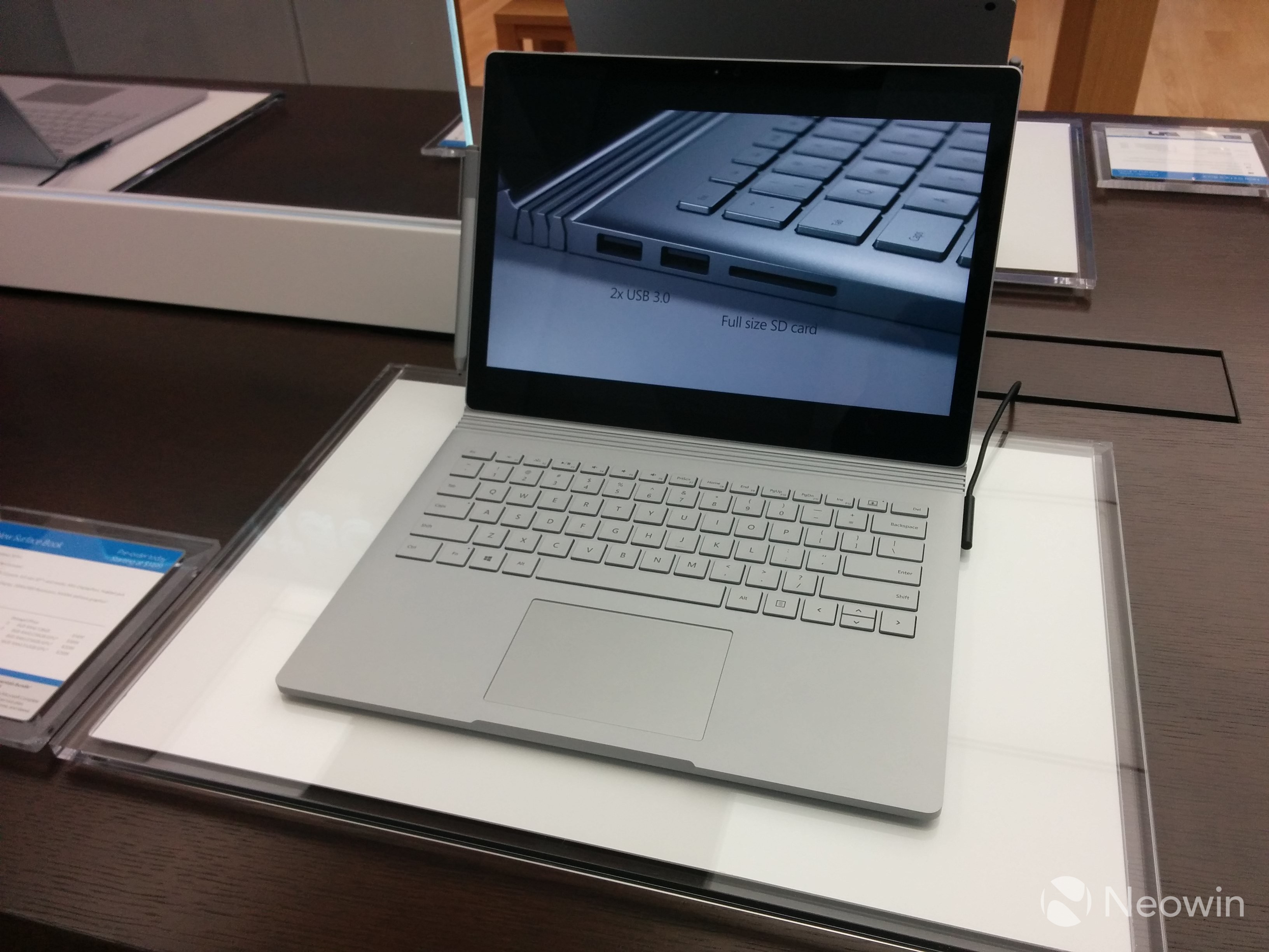 比蘋果Apple Store更氣派！全球最大微軟旗艦店開業(yè)