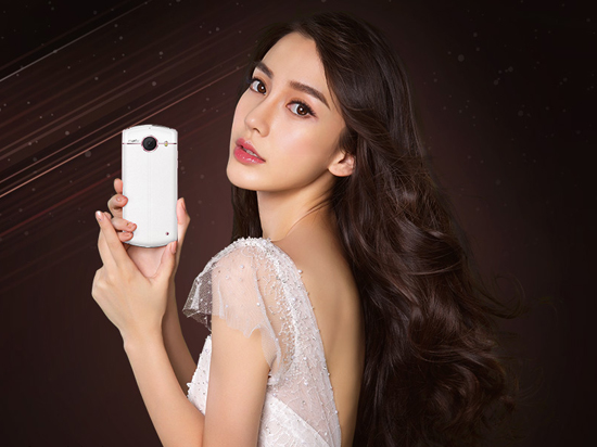 自拍神器美圖V4發布:Angelababy站臺 售價3499元