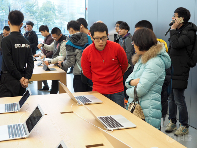廣州首家Apple Store正式開(kāi)幕 暴雨也滅不了果粉的熱情