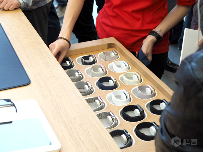 廣州首家Apple Store正式開(kāi)幕 暴雨也滅不了果粉的熱情