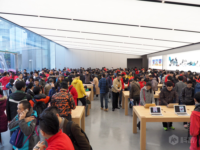 廣州首家Apple Store正式開(kāi)幕 暴雨也滅不了果粉的熱情