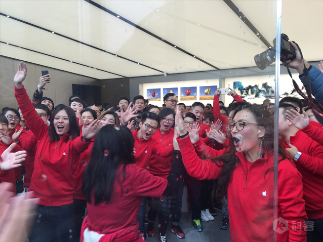 廣州首家Apple Store正式開(kāi)幕 暴雨也滅不了果粉的熱情
