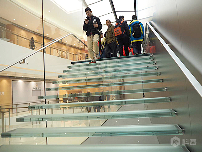 廣州首家Apple Store正式開(kāi)幕 暴雨也滅不了果粉的熱情