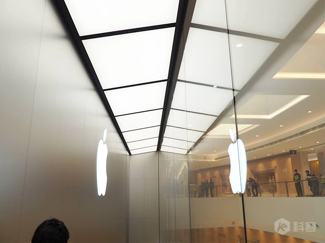 廣州首家Apple Store正式開(kāi)幕 暴雨也滅不了果粉的熱情