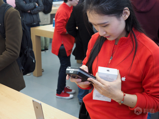 廣州首家Apple Store正式開(kāi)幕 暴雨也滅不了果粉的熱情