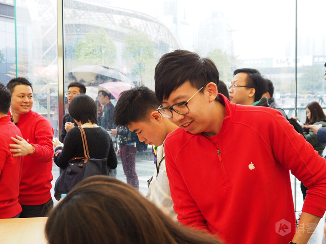 廣州首家Apple Store正式開(kāi)幕 暴雨也滅不了果粉的熱情