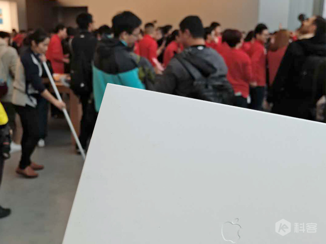 廣州首家Apple Store正式開(kāi)幕 暴雨也滅不了果粉的熱情
