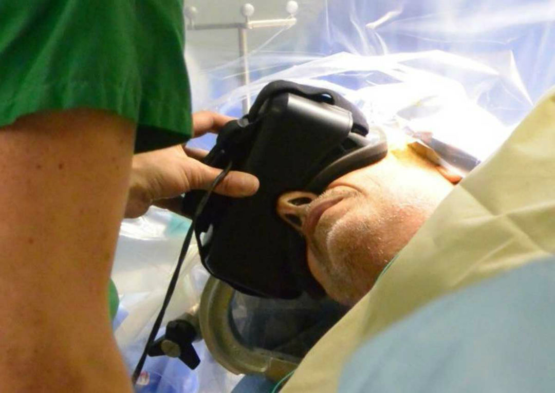 有病人戴著VR頭盔完成了手術......