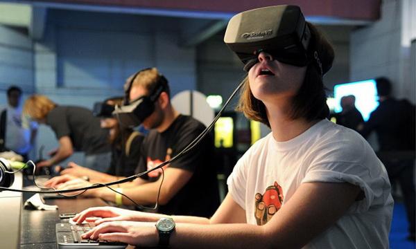 VR頭盔玩游戲不夠爽？加個虛擬現實跑步機試試