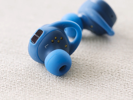 三星Gear IconX無(wú)線耳機(jī)開(kāi)箱:外觀帥就夠了