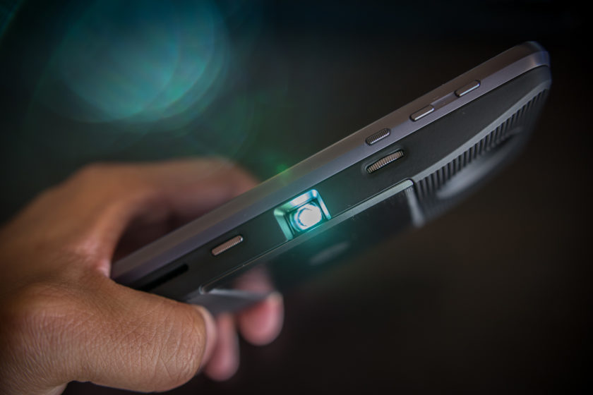 moto-mods-review-projector-aa-6-of-8-840x560.jpg 玩法越來(lái)越多了 聯(lián)想將在IFA推出Moto新模塊