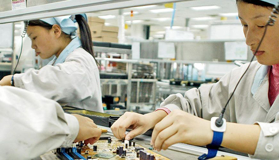 iPhone 7依舊只有兩個(gè)版本 Pro版或?qū)⒘舻矫髂辏?/></p><p> 雖然說蘋果向來都致力于打造一條多元化的供應(yīng)鏈,但這次的舉措會(huì)不會(huì)是與明年的新iPhone有關(guān)?像上面所講,如果蘋果將在iPhone 8上增加一款十周年的特別版,那么增加供應(yīng)廠商就能有效的提高iPhone的產(chǎn)量,從而避免供貨不足而導(dǎo)致斷貨的情況出現(xiàn)。</p><p><img src=