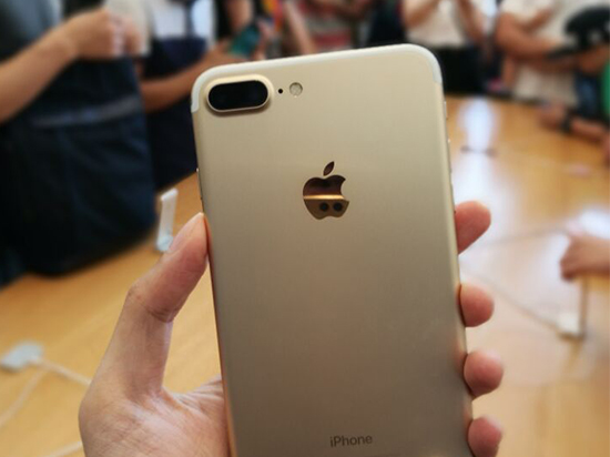 iPhone 7正式開(kāi)賣：亮黑色有價(jià)無(wú)市