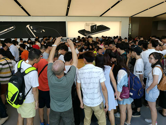 iPhone 7正式開(kāi)賣：亮黑色有價(jià)無(wú)市