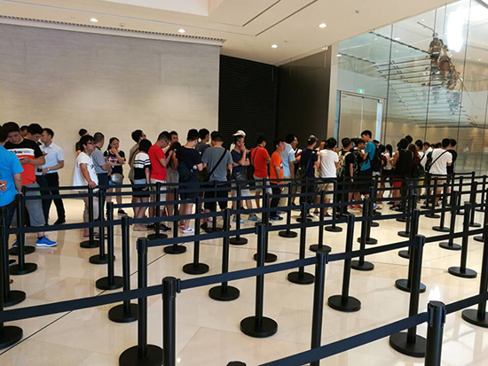 iPhone 7正式開(kāi)賣：亮黑色有價(jià)無(wú)市