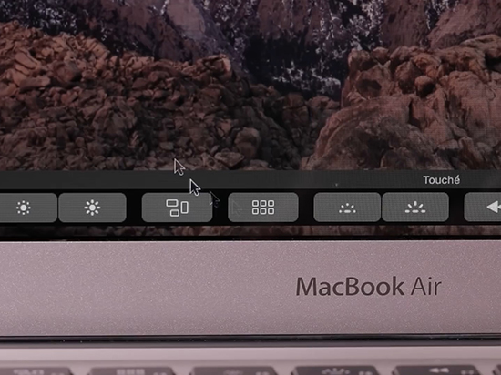 1480318684552832.jpg 蛋疼嗎?舊款MacBook假裝用上Touch Bar