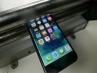 心肝疼！iPhone7被滾壓機瞬間碾成渣