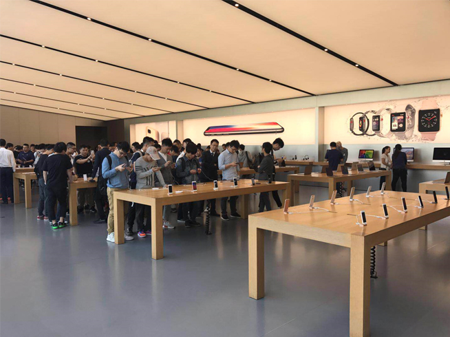 iPhone X上市現(xiàn)場：蘋果店排長龍，果粉愛不釋手