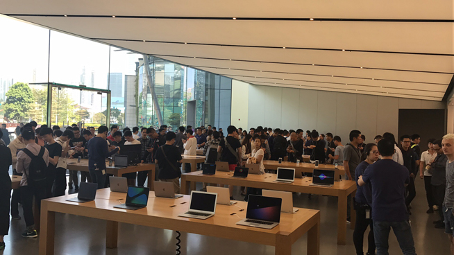 iPhone X上市現(xiàn)場：蘋果店排長龍，果粉愛不釋手