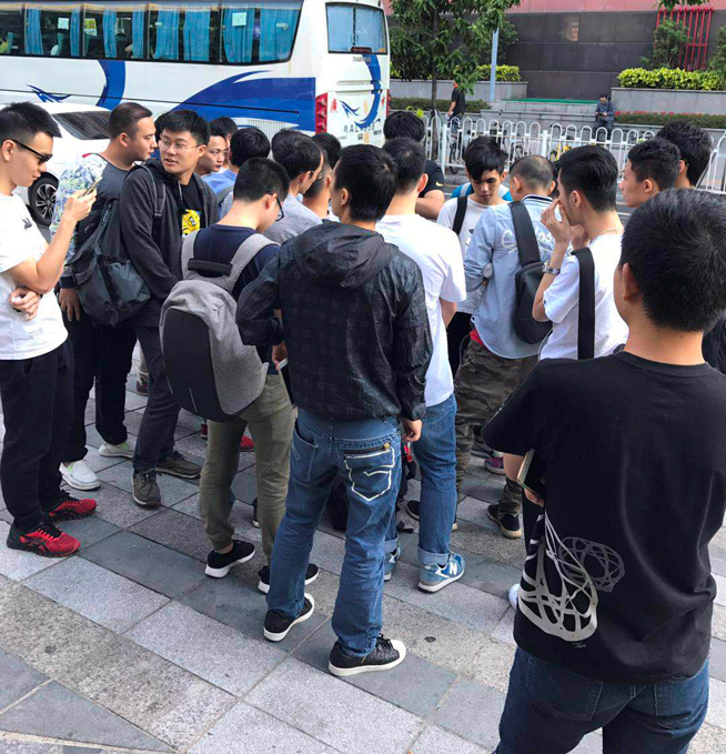 iPhone X上市現(xiàn)場：蘋果店排長龍，果粉愛不釋手