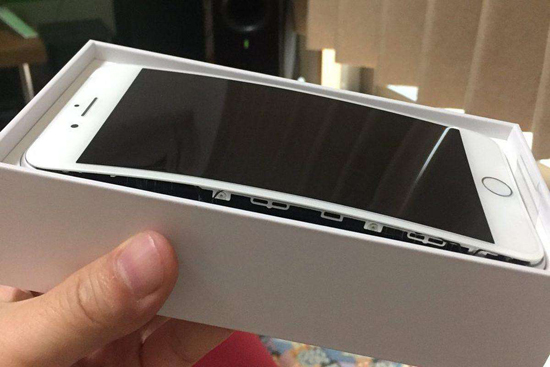 電池又要背鍋？ 蘋果AirPods耳機(jī)突然冒煙嚇壞用戶