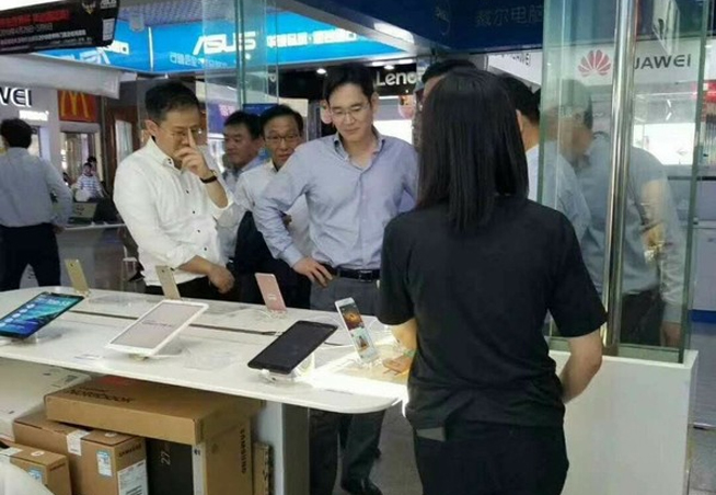 近期手機大佬都很忙:雷軍拜訪不忘秀新機 三星老大向小米取經