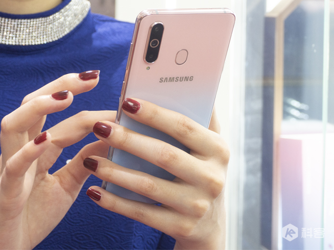 三星Galaxy A8s獨角精靈版圖賞:全新少女心漸變色 情人節專屬禮物