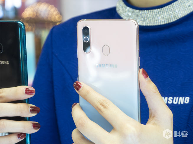 三星Galaxy A8s獨角精靈版圖賞:全新少女心漸變色 情人節專屬禮物
