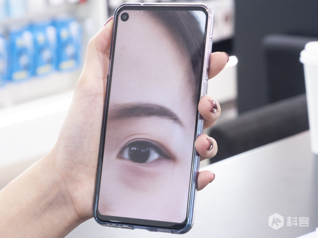 三星Galaxy A8s獨角精靈版圖賞:全新少女心漸變色 情人節專屬禮物