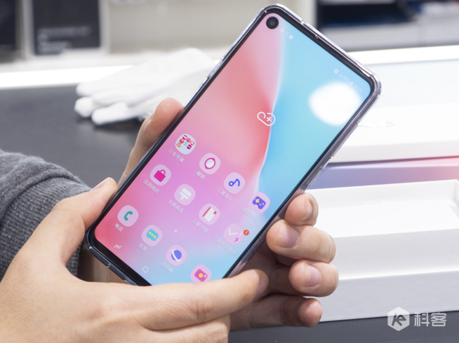 三星Galaxy A8s獨角精靈版圖賞:全新少女心漸變色 情人節專屬禮物
