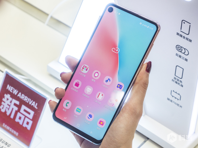 三星Galaxy A8s獨角精靈版圖賞:全新少女心漸變色 情人節專屬禮物