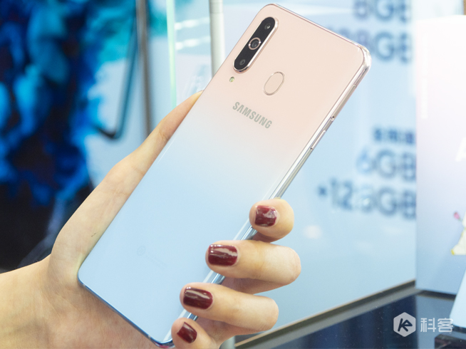 三星Galaxy A8s獨角精靈版圖賞:全新少女心漸變色 情人節專屬禮物