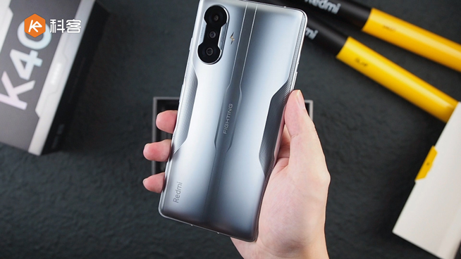 Redmi K40游戲版上手：1999元起降維打擊！游戲?qū)崪y(cè)表現(xiàn)如何？