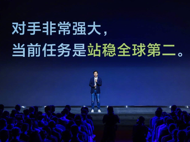 雷軍強調保持謙虛站穩全球第二！內部表彰嘉獎十位杰出員工