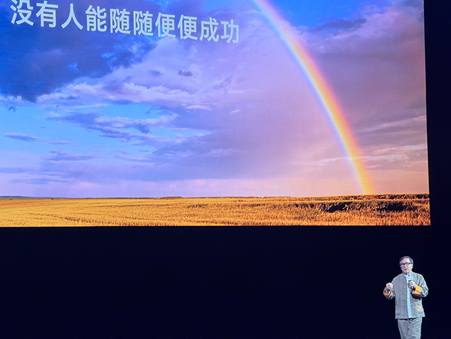 Magic6至臻版+RSR保時捷設計!榮耀發多款新品,趙明豪言遙遙領先