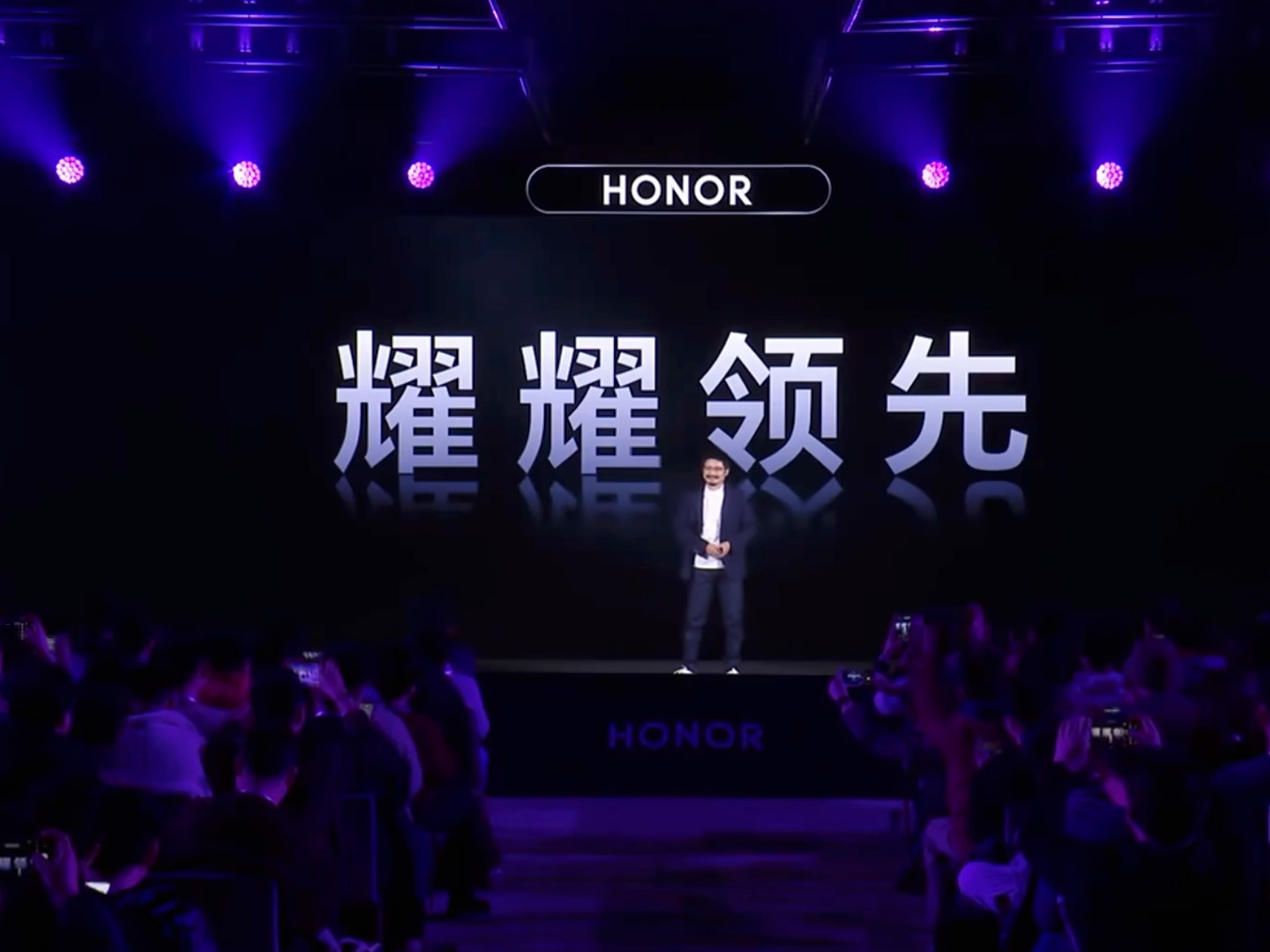 榮耀Magic8 Pro翻車(chē)?旗艦機(jī)近拍發(fā)虛,客服稱“物理特性”