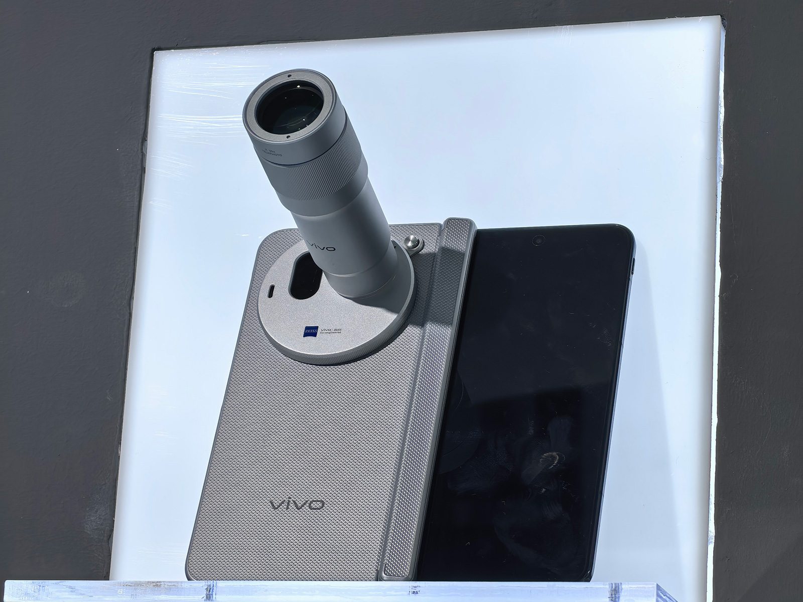今年最便宜大折疊!vivo X Fold6發(fā)布:蔡司小微單+PC級(jí)多任務(wù)